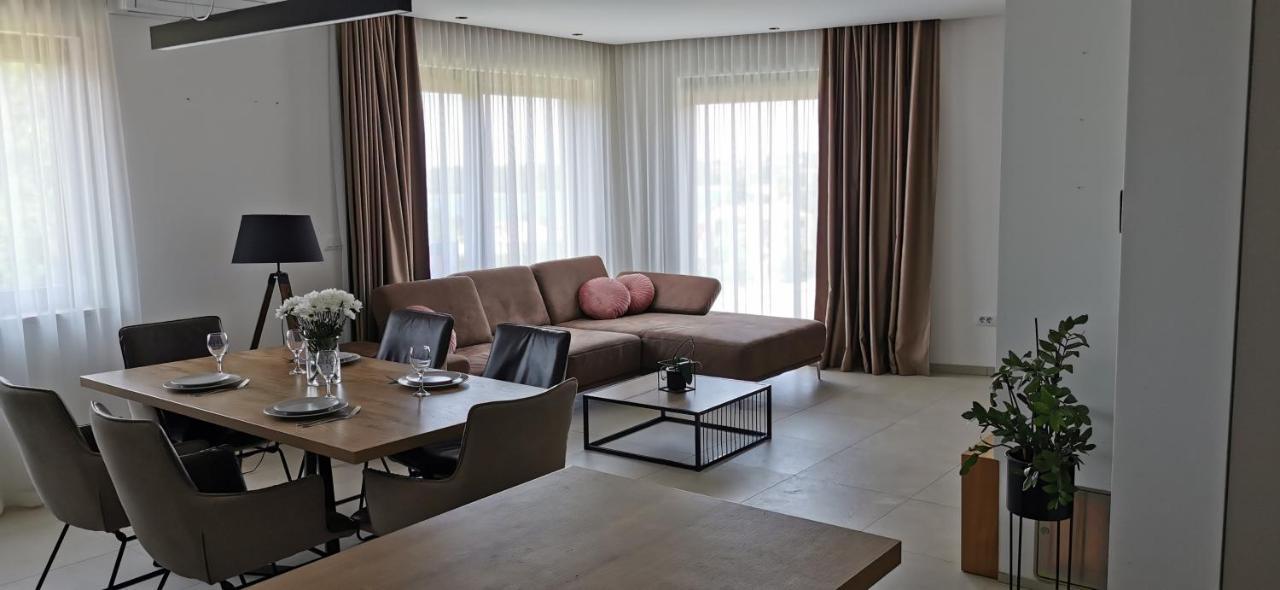 Casa Grzina Hotel Ровин Екстериор снимка