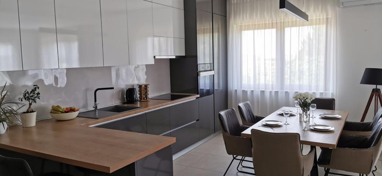 Casa Grzina Hotel Ровин Екстериор снимка