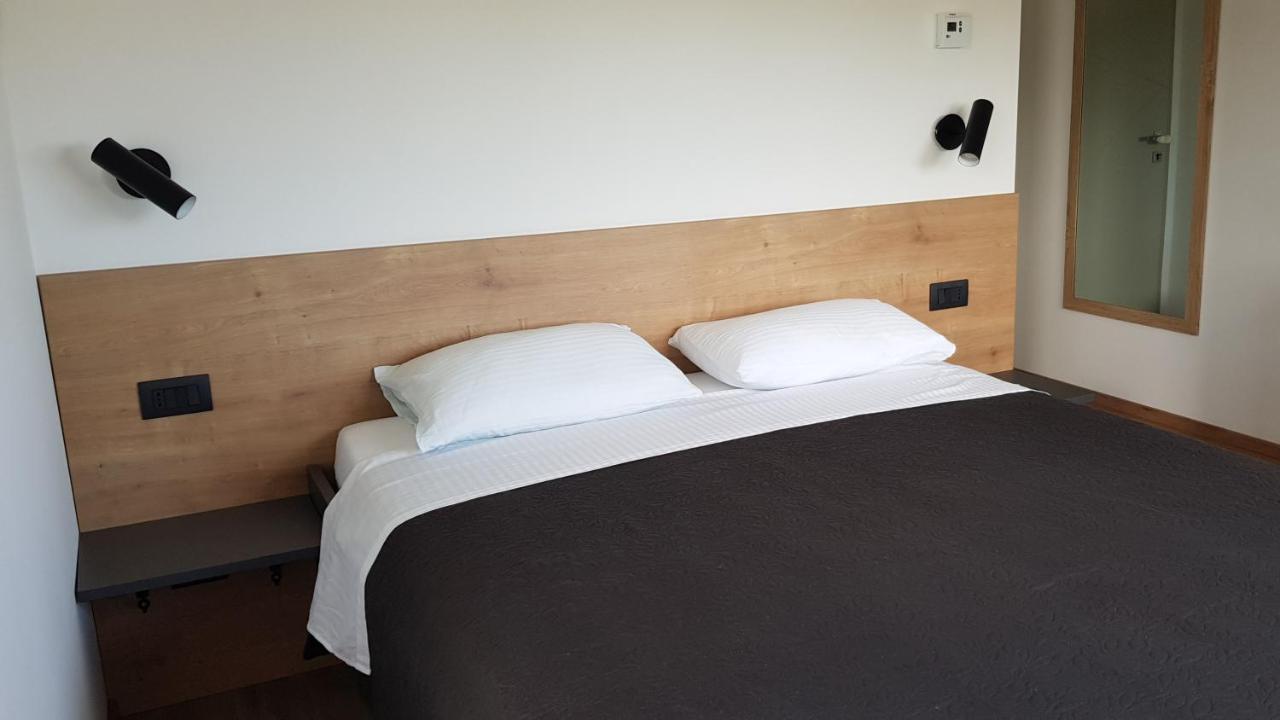 Casa Grzina Hotel Ровин Екстериор снимка