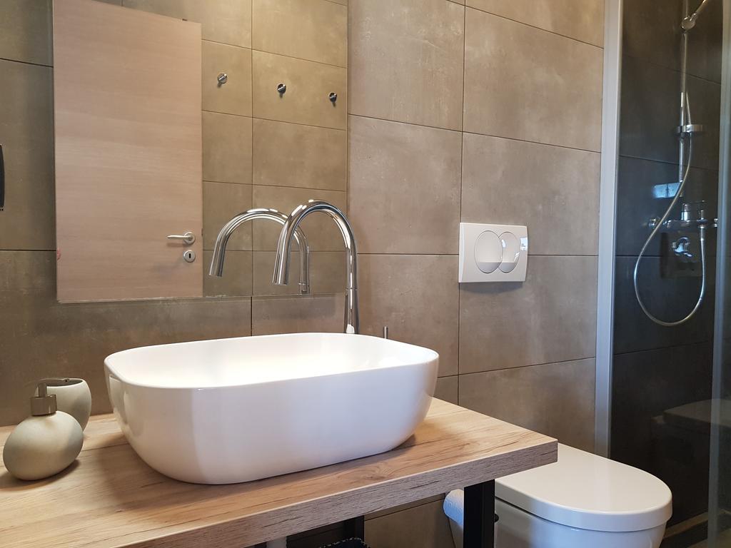 Casa Grzina Hotel Ровин Екстериор снимка