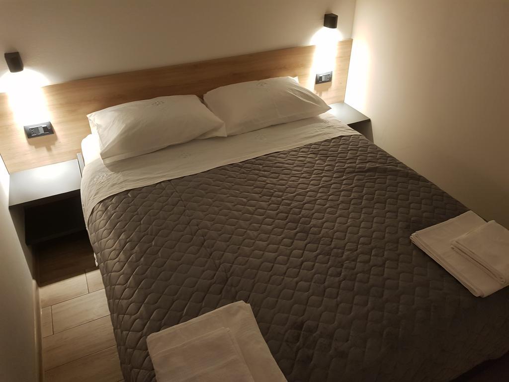 Casa Grzina Hotel Ровин Екстериор снимка